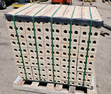 1 PALLET OF BRICKS 7.5"X4"