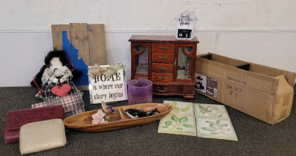 Jewelry Box, Floating Shelf Set, Women's Wallets, And Other Decorations