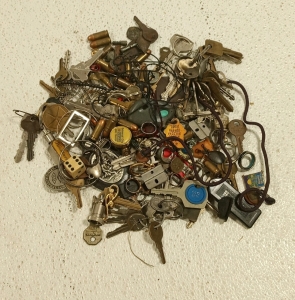 (1) Large Lot of Vintage Keychains, Jewelry, and Small Items