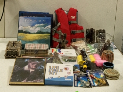 (1) Large Lot of Knickknacks, Home Decorations, Accessories, and More