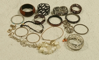 (1) Large Lot of High Quality Costume Jewelry
