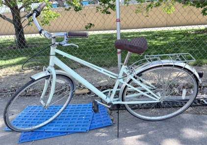 (1) 26&rdquo; Teal Unbranded Bike