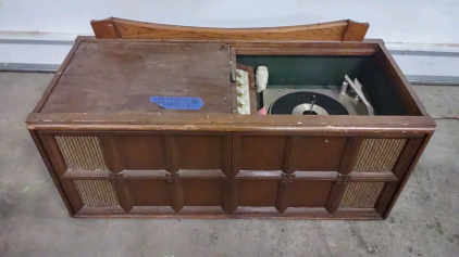 Magnavox Automatic 400 Vinyl Record Player