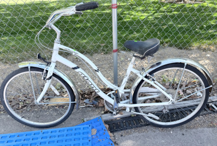 (1) 26&rdquo; Giant White Bike