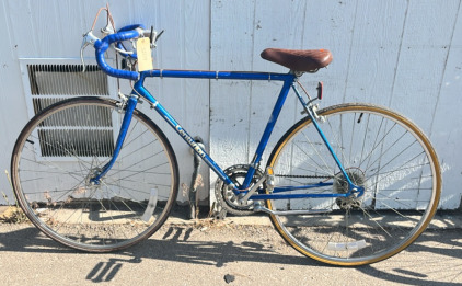 (1) 28&rdquo; Centurion Road Bike (Blue)