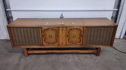 Dual Speaker Vinyl Record Player w/ Radio