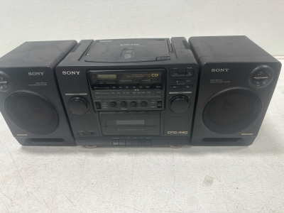 (1) Sony CFD-440 Portable Boombox