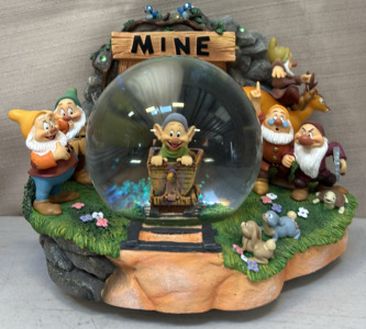 Disney&rsquo;s 7 Dwarves & Mineshaft Musical Globe