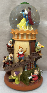 Disney&rsquo;s Snow White Musical Globe