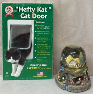 Disney&rsquo;s Snow White Musical Globe & Hefty Kat Cat Door