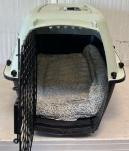 Small Pet Carrier & Pet Bed / 24&rdquo; L x 15&rdquo; W x 16&rdquo; H