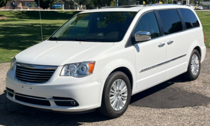 2012 CHRYSLER TOWN & COUNTRY - AFTERMARKET STEREO!