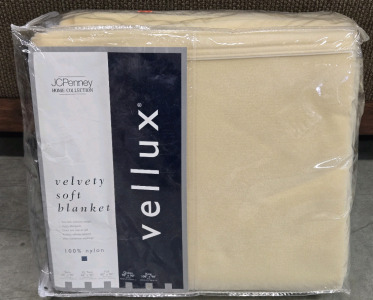 JC Penny Home Collection Velvety Soft Vellux 100% Nylon Blanket - King Size 90" x 108"