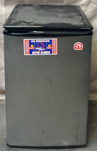 Igloo Mini Fridge / 21&rdquo; L x 20&rdquo; W x 32&rdquo; H