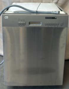 LG Dishwasher / 24&rdquo; L x 24&rdquo; W x 34&rdquo; H