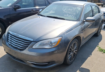 BANK REPO - 2013 CHRYSLER 200 - AWD!