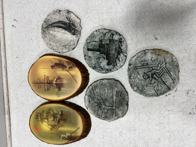 2 wooden round paintings, 4 clay shapes