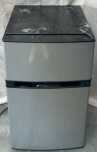 Insignia Mini-Fridge / 20&rdquo; L x 19&rdquo; W x 33&rdquo; H