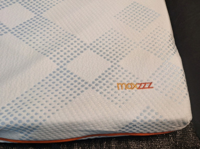 (1) MAXZZZ 60" x 80" x 3" Memory Foam Mattress Pad