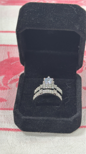 Women&rsquo;s Ring set w/clear stones w/box