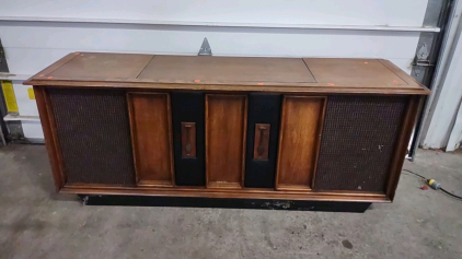 Vintage RCA Victor VLT51 Phonograph Stereo Console