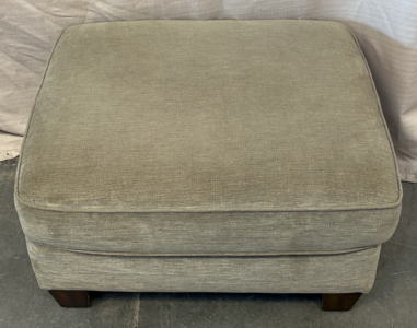 Modern Gray Ottoman / 22&rdquo; L x 27&rdquo; W x 16&rdquo; H
