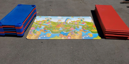 (6] Padded Wall Dividers And a Foam Mat (6) Daycare Cote