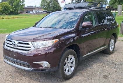 2011 TOYOTA HIGHLANDER - 4X4!