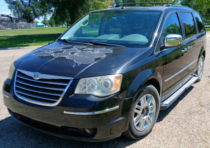 2010 CHRYSLER TOWN & COUNTRY - SUNROOF - CAMERA!