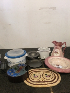 Two crockpot and some other kitchenware and decor