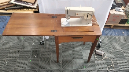 Vintage Singer Sewing Machine With Table