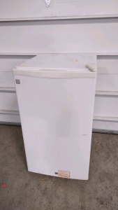 18"x 19"x 32" General Electric Mini Fridge