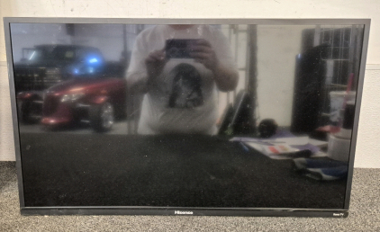 Hisense Roku TV(28")(Works)