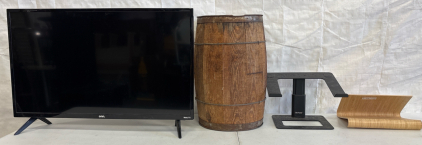 Onn Roku 31&rdquo; TV, Wooden Barrel, 2 Laptop Stands