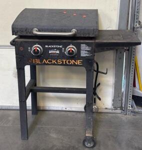 Blackstone Adventure Ready Grill H 3&rsquo; 1&rdquo; W 2&rsquo; 10&rdquo; L 1&rsquo; 6.5&rdquo;