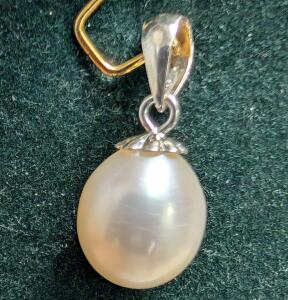 0.9G Pearl Pendant