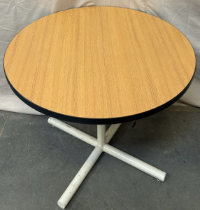 Metal Base Round Table / 36&rdquo; L x 36&rdquo; W x 30&rdquo; H