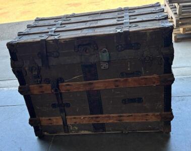 Wooden Trunk H 1&rsquo; 10 W 2&rsquo; 8&rdquo; L 1&rsquo; 8&rdquo;