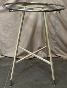 Round Metal Clothing Rack / 43&rdquo; L x 43&rdquo; W x 52&rdquo; H