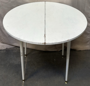 White Roundtable / 38&rdquo; L x 38&rdquo; W x 29&rdquo; H