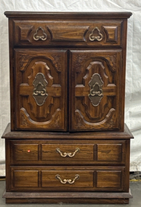 Dresser H 4&rsquo; 10&rdquo;, W 3&rsquo; 1&rdquo;