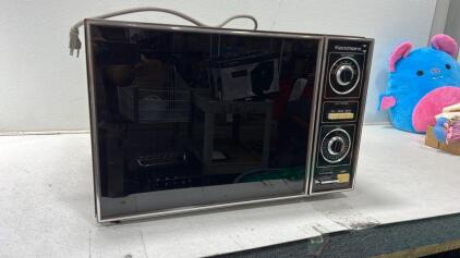 1980 Microwave Kenmore is functional