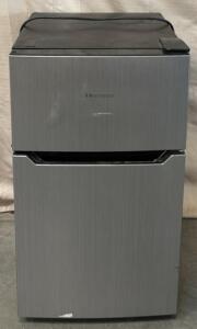 Hisense Mini Fridge / 21&rdquo; L x 19&rdquo; W x 33.5&rdquo; H