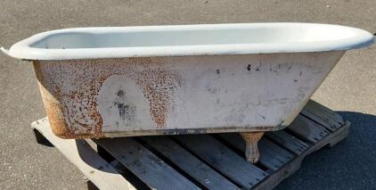 Old-fashioned Cast Iron Claw Foot Tub