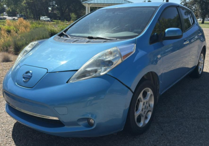 2011 NISSAN LEAF - HAS CHARGER