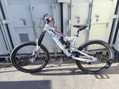 (1) KHS Lucky 7 Mountain Bike