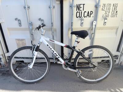 (1) Giant Rincon SE Mountain Bike