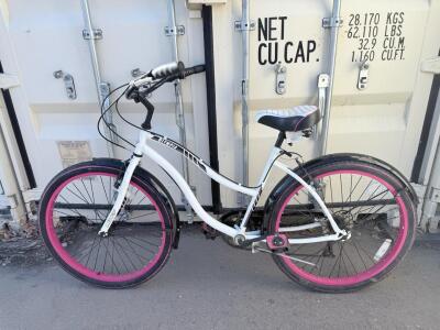 (1) Huffy Newport Women's Cruiser Bike