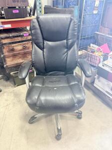 (1) Black Office Rolling Chair