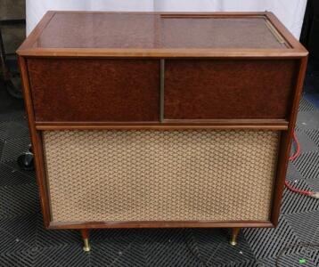 32"x 17"x 32" 1950's Antique Vinyl Record Player